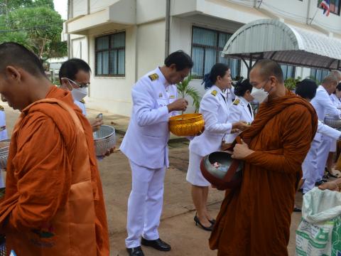 ผู้บริหาร คณะครู และบุคลากรทางการศึกษาร่วม ถวายพระพร พระบรมราชิน