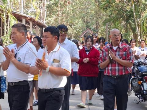 นำนักเรียนร่วมทำบุญที่วัดนิคมพัฒนาราม เนื่องในวันมาฆบูชา