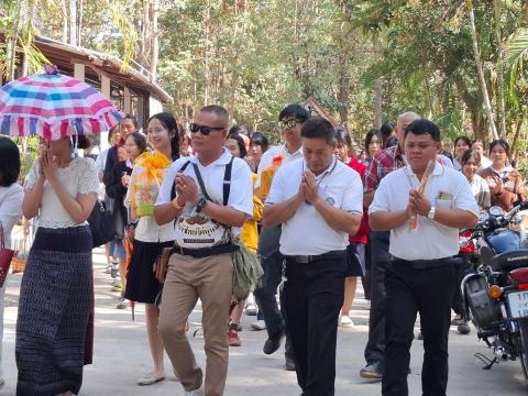 นำนักเรียนร่วมทำบุญที่วัดนิคมพัฒนาราม เนื่องในวันมาฆบูชา