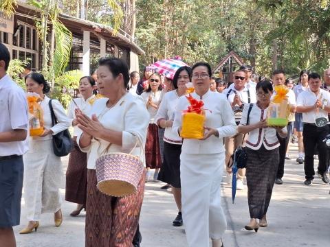 นำนักเรียนร่วมทำบุญที่วัดนิคมพัฒนาราม เนื่องในวันมาฆบูชา